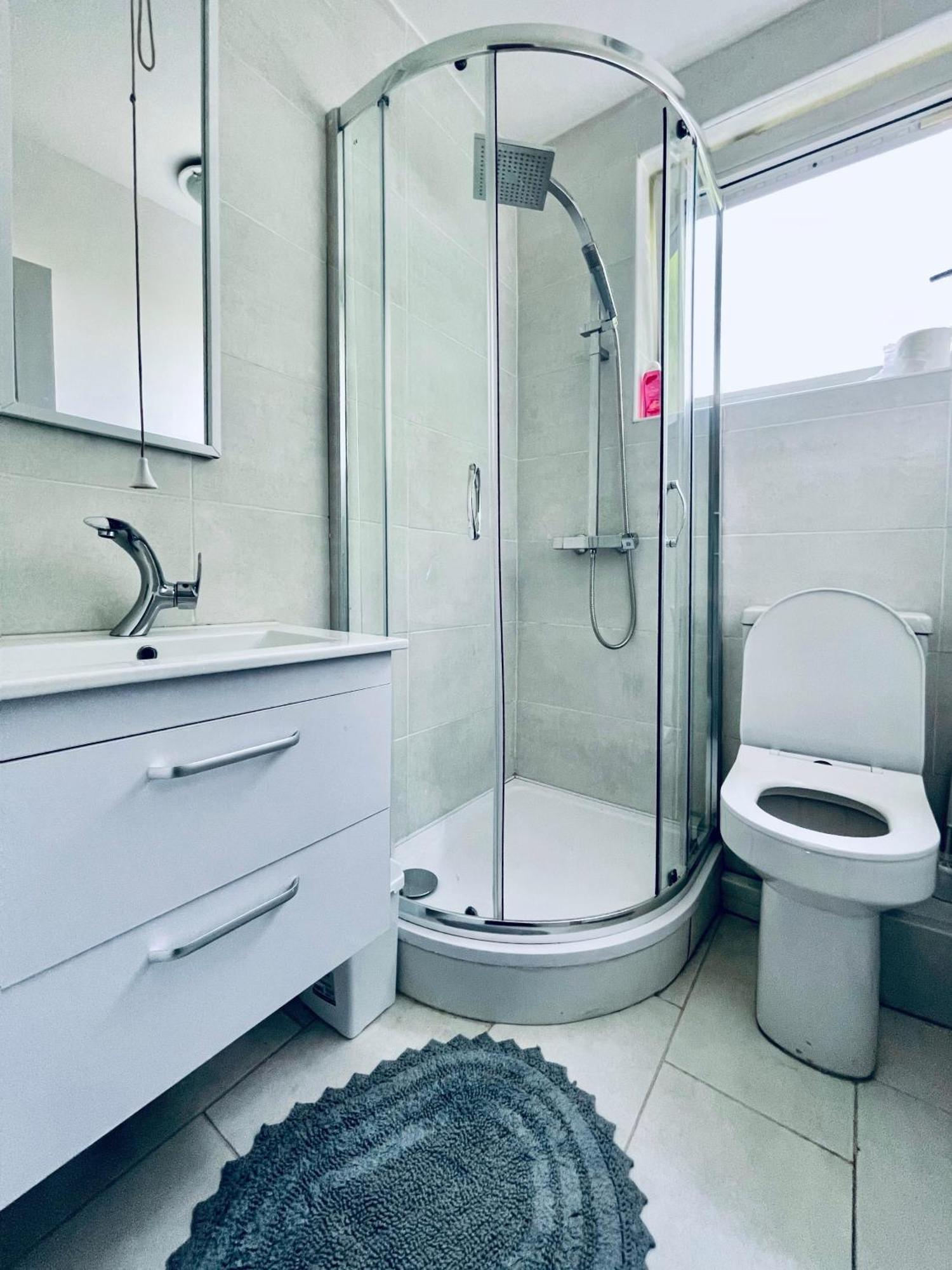 Ethan's Place In Mile End - 2 Double Beds, 1 Bunk Bed, Max 6, Spacious, Ideal For Families *