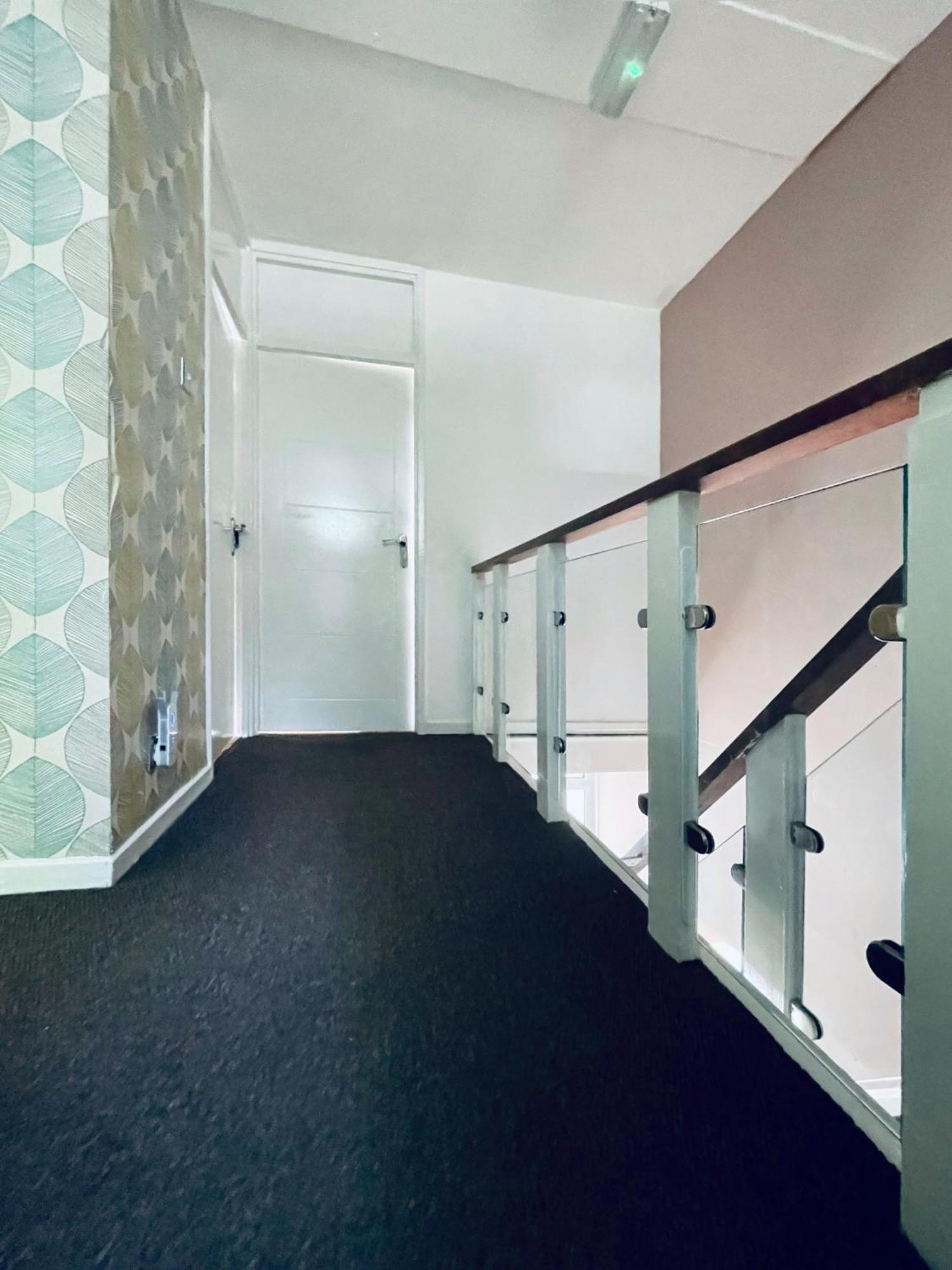 Ethan's Place In Mile End - 2 Double Beds, 1 Bunk Bed, Max 6, Spacious, Ideal For Families *