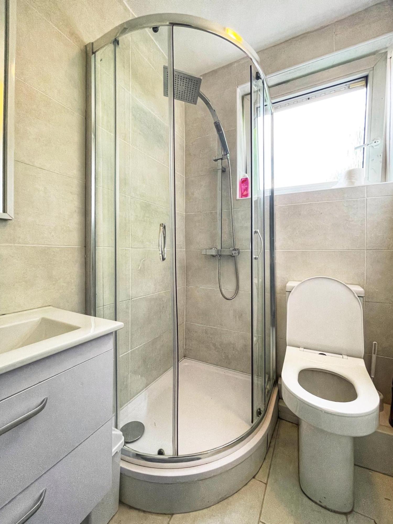 Ethan's Place In Mile End - 2 Double Beds, 1 Bunk Bed, Max 6, Spacious, Ideal For Families Apartment