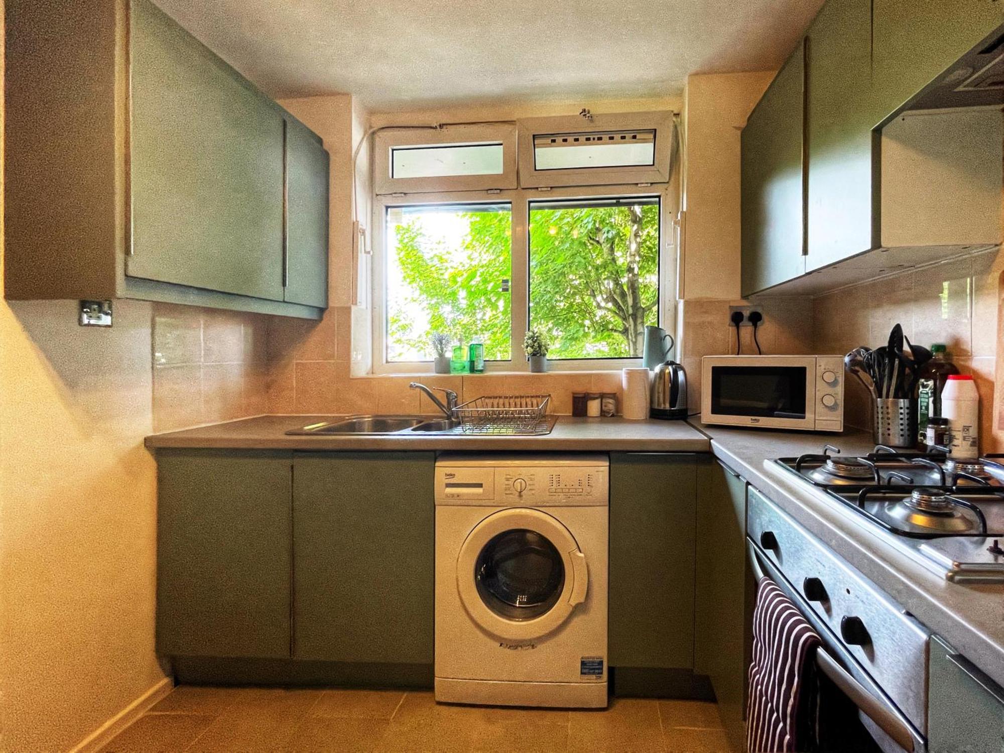 Ethan's Place In Mile End - 2 Double Beds, 1 Bunk Bed, Max 6, Spacious, Ideal For Families * London