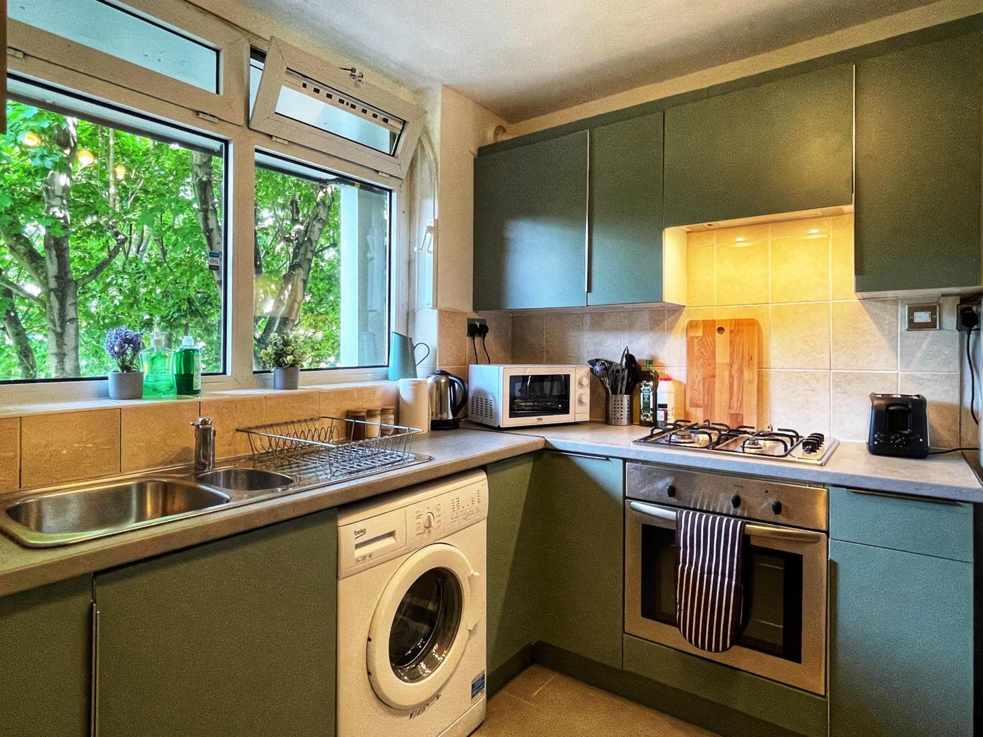 Ethan's Place In Mile End - 2 Double Beds, 1 Bunk Bed, Max 6, Spacious, Ideal For Families Apartment London